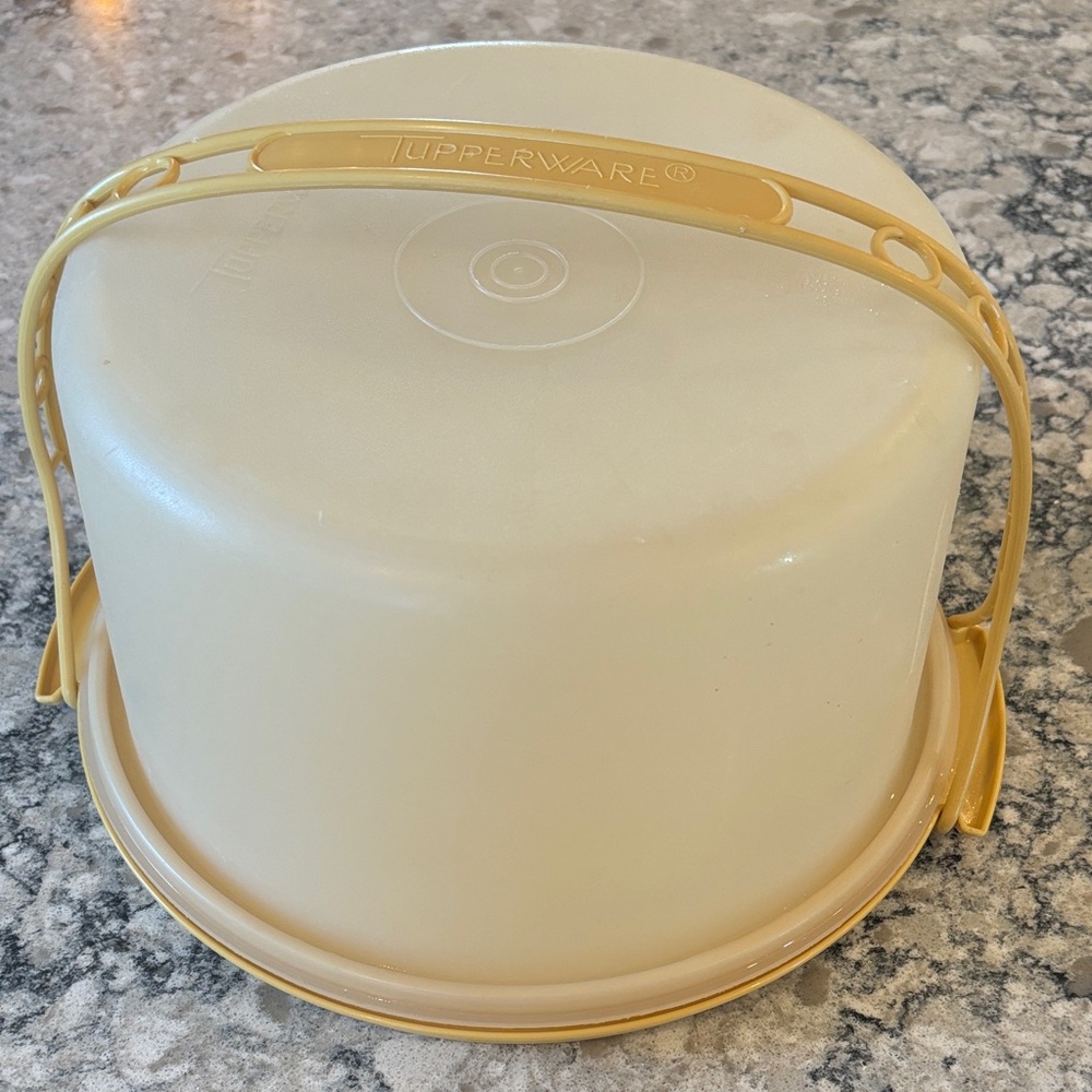 Vintage Tupperware CAKE TAKER  Carrier Keeper Harvest Yellow Gold  9 1/2" Wide